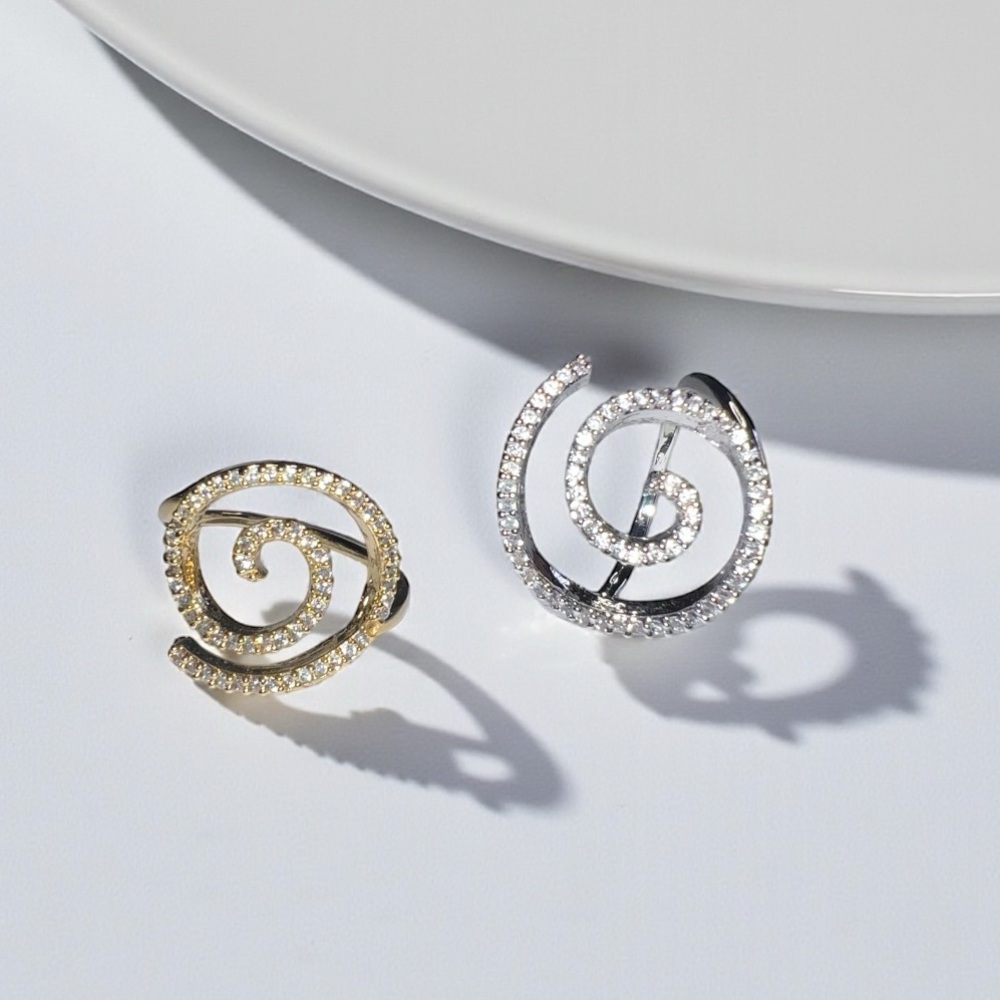 Elegant Spiral Gold and Silver Ring